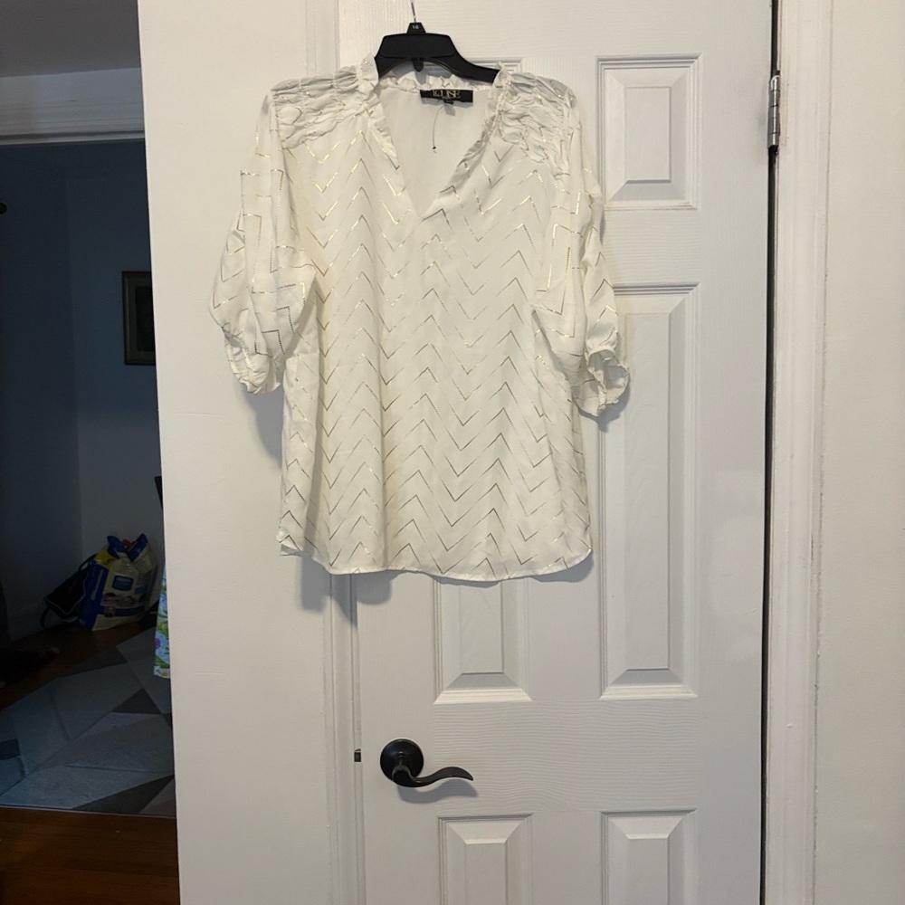 Beautiful white blouse from LOUISE Paris with elegant gold chevron